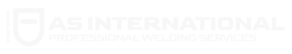 Logo firmy "AS INTERNATIONAL PROFESSIONAL WELDING SERVICES" w kolorze białym na czarnym tle. Z lewej strony znajduje się tarcza z uproszczonym symbolem maski spawalniczej, z napisem "SINCE 2004" biegnącym wzdłuż lewej krawędzi tarczy.